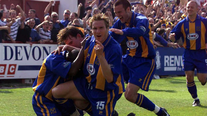 Steve Jagielka bei einem Fußballspiel in Exeter im Mai 2000
