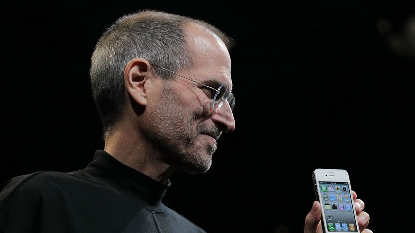 Steve Jobs mit einem iPhone 4