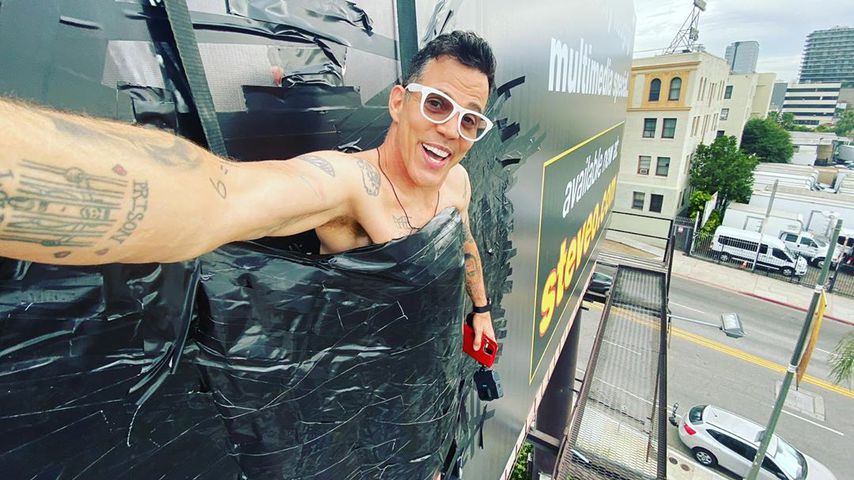 "Jackass"-Star Steve-O klebt sich selbst an ein Werbeplakat