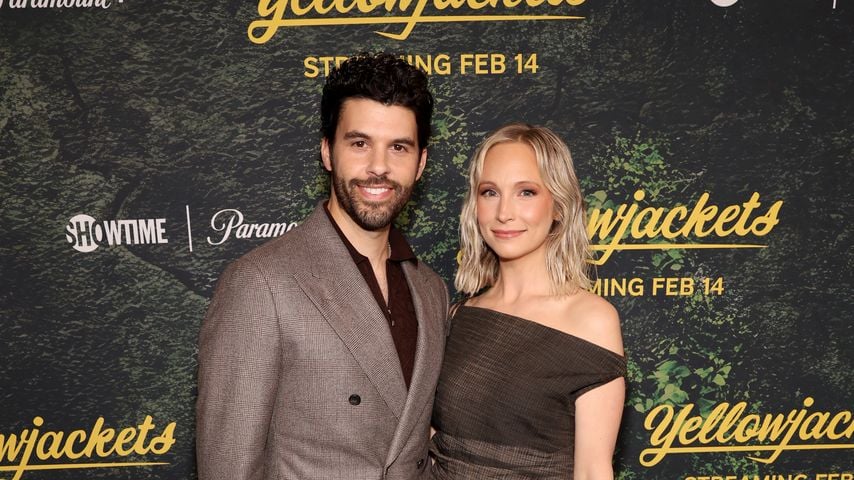 Steven Krueger und Candice King bei der Premiere von "Yellowjackets" Staffel 3 im DGA Theater in Los Angeles
