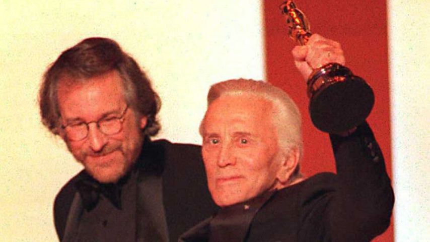Steven Spielberg und Kirk Douglas bei den Oscars 1996