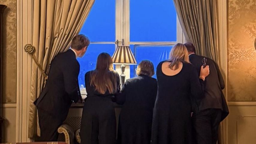 Stiller Abschied: Norwegens Royals blicken auf ein Blumenmeer vor dem Osloer Schloss
