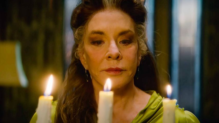 Stockard Channing in einer Szene aus "Zauberhafte Schwestern 2" (2026) von 20th Century Studios