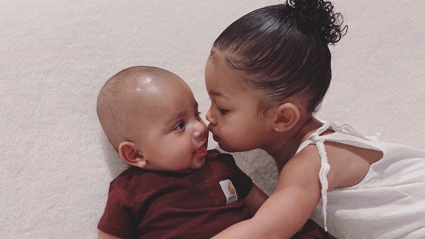 Hier gibt Stormi ihrem Cousin Psalm West einen dicken Kuss