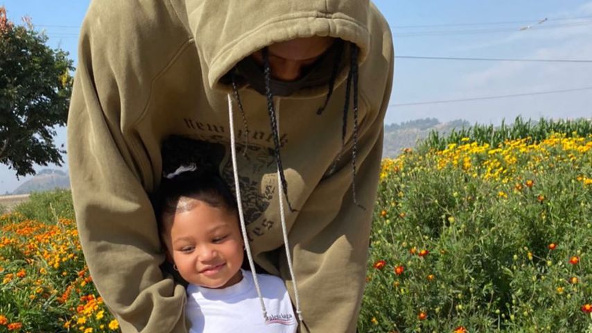 Mit Papa Travis: Kylie Jenner zeigt Stormi eine Kürbisfarm