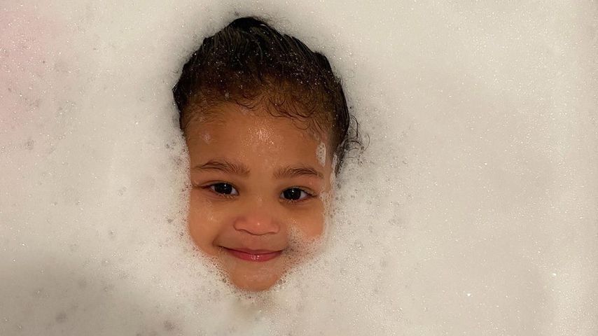 Kleiner Schaum-Zwerg: Kylie Jenners Stormi badet ausgelassen