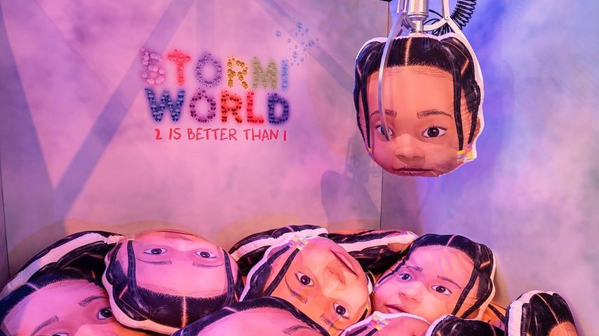 Stormi Webster Greifzangen-Automat auf ihrer 2. Geburtstagsparty im Februar 2020