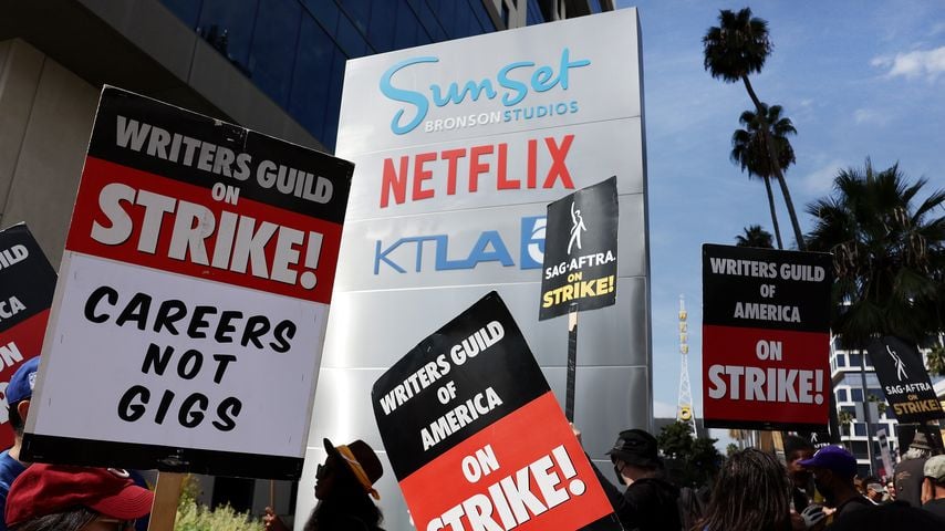 Streikende Menschen vor den Netflix-Studios