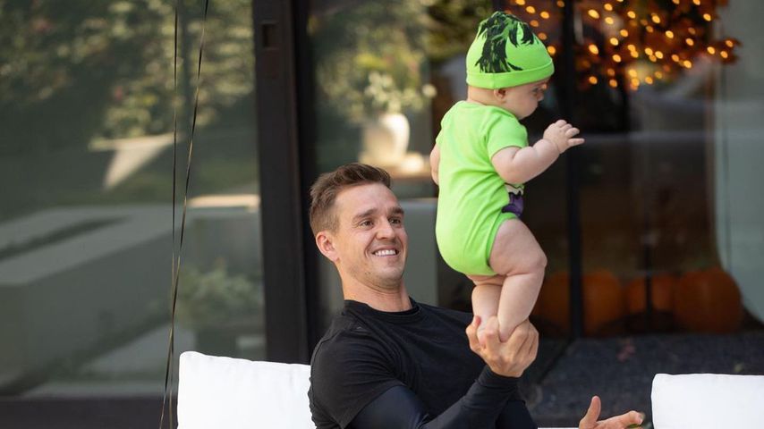 Wow! Baby von Fußballer Stuart Holden steht auf seiner Hand