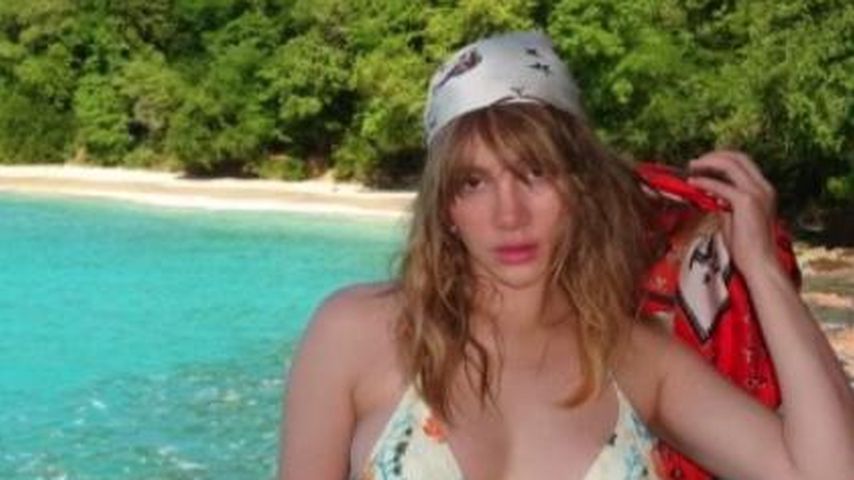 Wow! Suki Waterhouse präsentiert im Urlaub ihren Babybauch