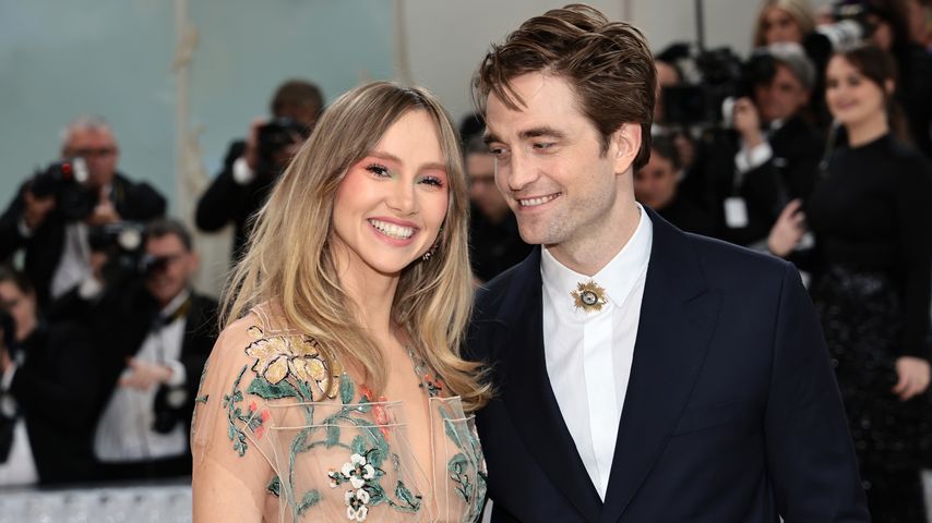 Suki Waterhouse und Robert Pattinson bei der Met Gala 2023