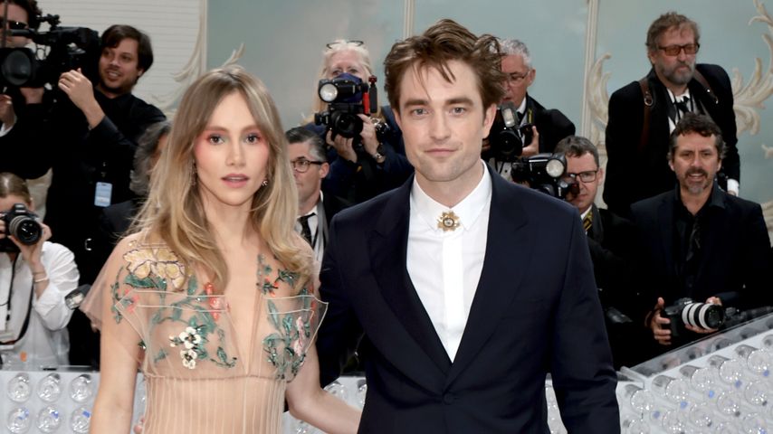 Suki Waterhouse und Robert Pattinson bei der Met Gala 2023