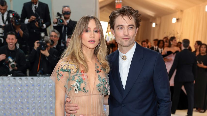 Suki Waterhouse und Robert Pattinson im Rahmen der Met Gala 2023