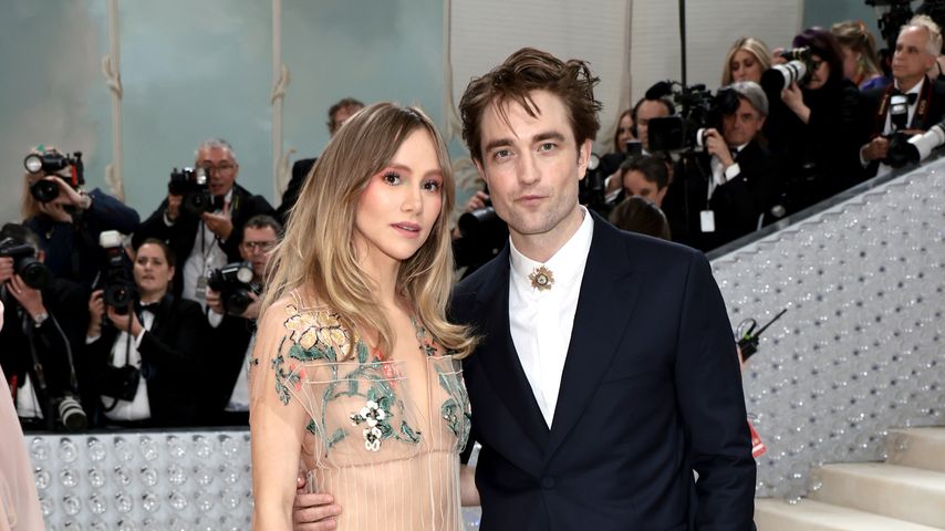 Suki Waterhouse und Robert Pattinson im Rahmen der Met Gala 2023