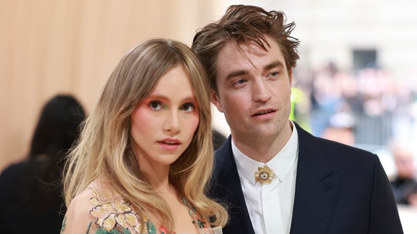 Suki Waterhouse und Robert Pattinson im Rahmen der Met Gala 2023