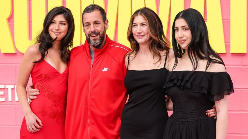 Sunny Sandler, Adam Sandler, Jackie Sandler und Sadie Sandler bei der Premiere von Netflix' "Roommates" in Hollywood