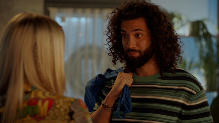 Sunny (Valentina Pahde) und Noah (Zeyin Aly) in einer GZSZ-Szene