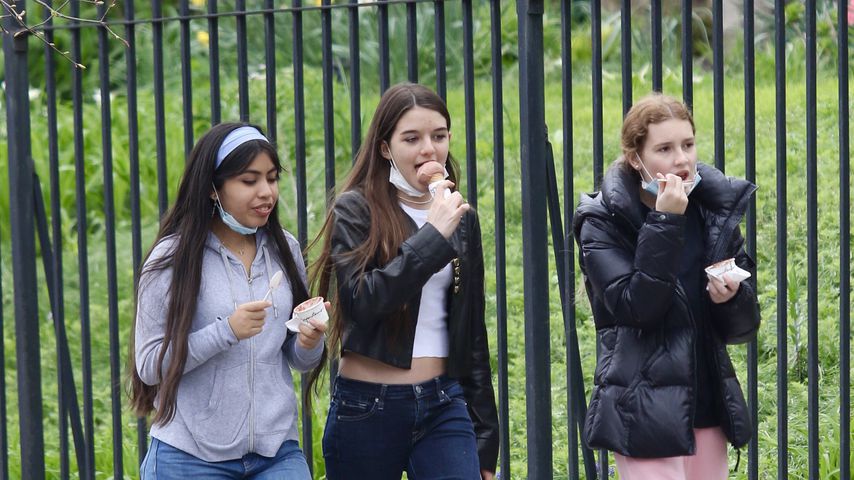 Suri Cruise, Tochter von Tom Cruise und Katie Holmes, mit Freundinnen