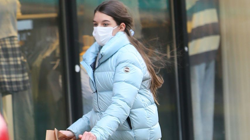 Hier rennt Suri Cruise dick eingepackt vor Fotografen weg