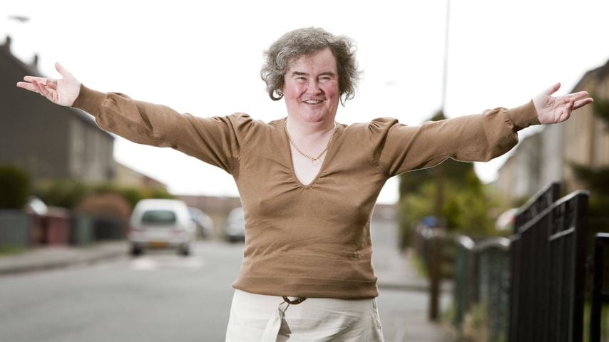 Susan Boyle vor ihrem Zuhause in Bathgate, Schottland, nach ihrem Durchbruch bei "Britain's Got Talent"