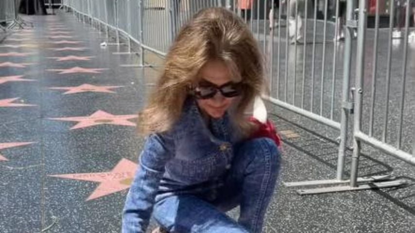 Susan Lucci putzt ihren Stern auf dem Walk of Fame