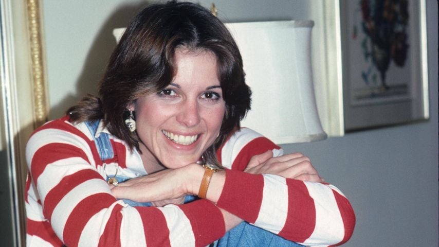 Susan Saint James sitzt auf einem Schrank, 1979