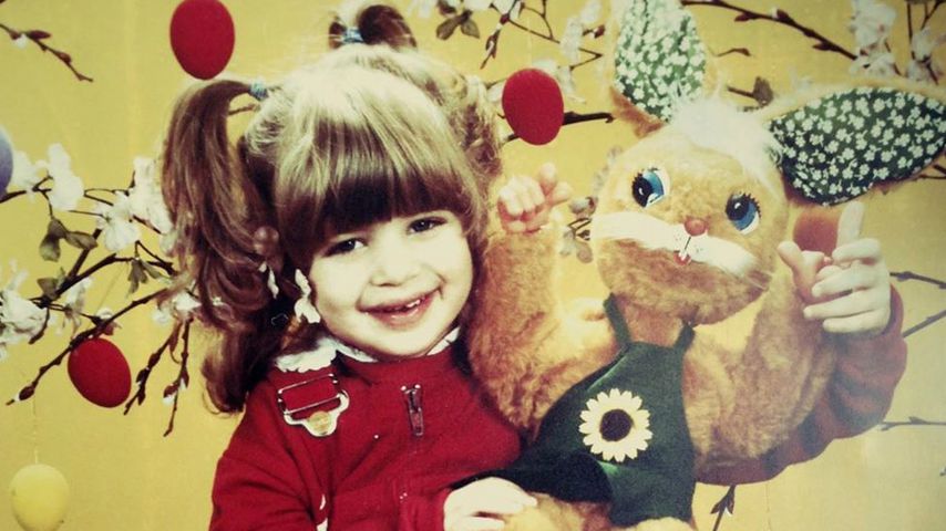 Süßes Throwback-Pic: Wer ist wohl dieser süße Osterhase?