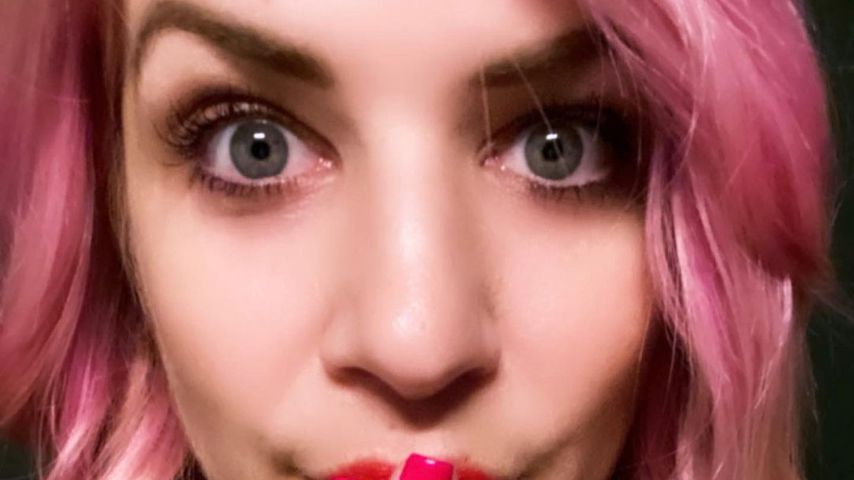 Knallig: Susan Sideropoulos begeistert mit neuer Haarfarbe
