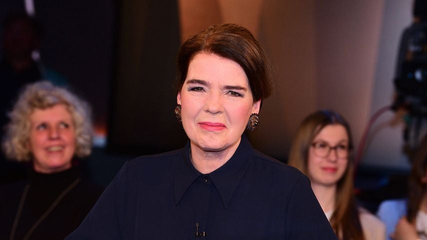 Susanne Daubner beim Schminken von Liveschalte überrascht