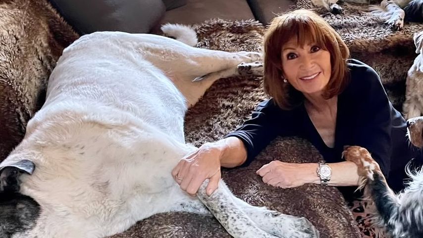 Schauspielerin Susanne Uhlen mit ihren Hunden, 2024