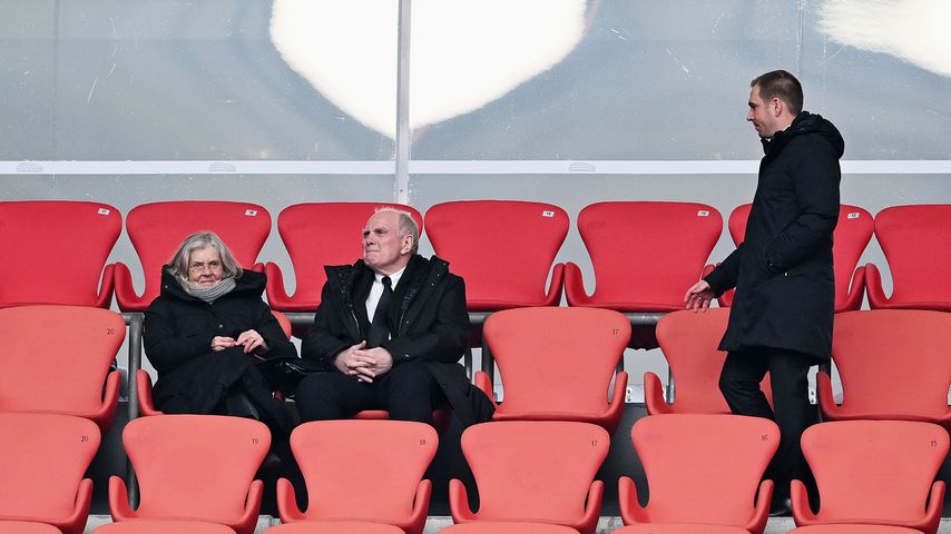 Susanne und Uli Hoeneß sowie Philipp Lahm bei der Trauerfeier für Franz Beckenbauer