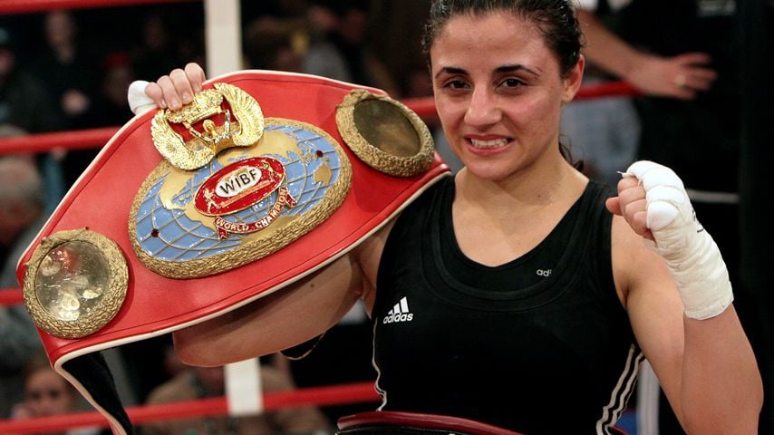 Boxerin Susi Kentikian flasht ihre Fans mit einem Booty-Pic