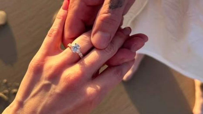 Susie Bradley mit ihrem Verlobungsring, Mai 2024