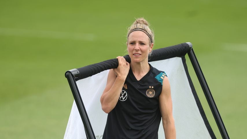 Svenja Huth, Fußballerin