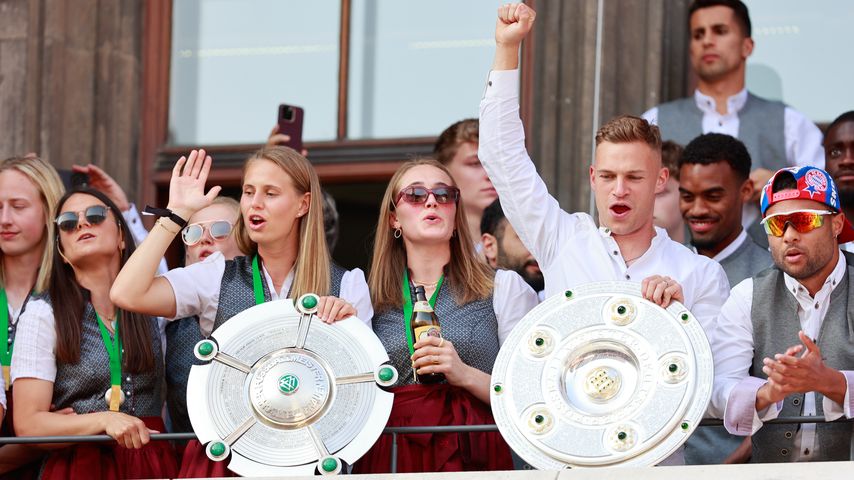 Sydney Lohmann und Joshua Kimmich mit den Meisterschaftsschalen