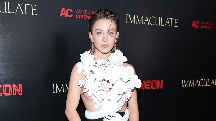 Top oder Flop? Sydney Sweeney posiert im Skulptur-Oberteil