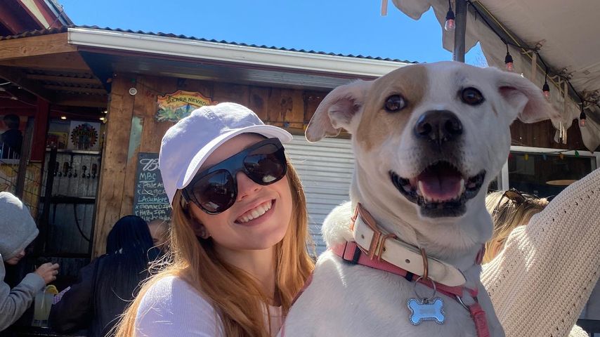Sydney Sweeney und ihr Hund Tank im April 2022