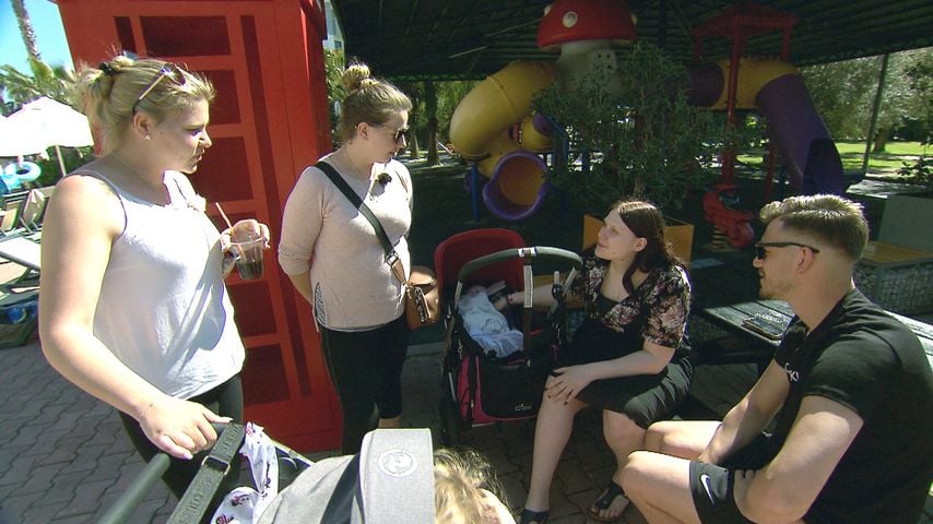 Sylvana, Sarafina und Lavinia Wollny sowie Tim Katzenbauer bei "Die Wollnys"