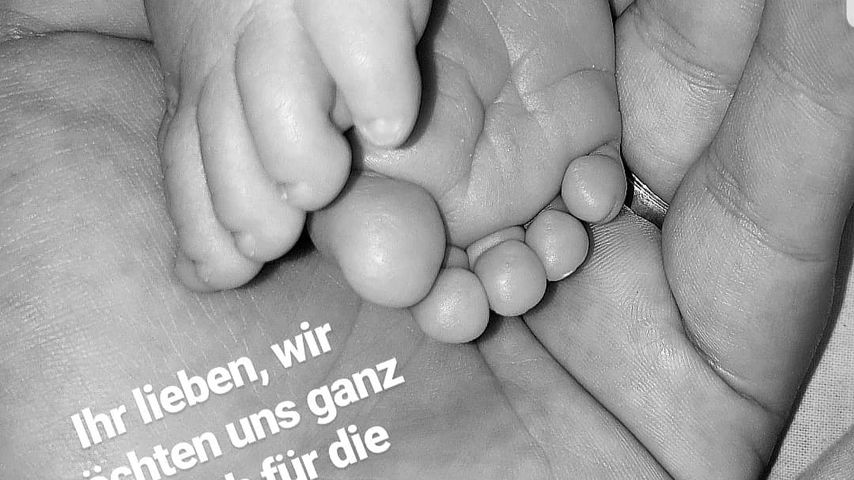Sylvana Wollny mit den Füßen ihres neugeborenen Babys
