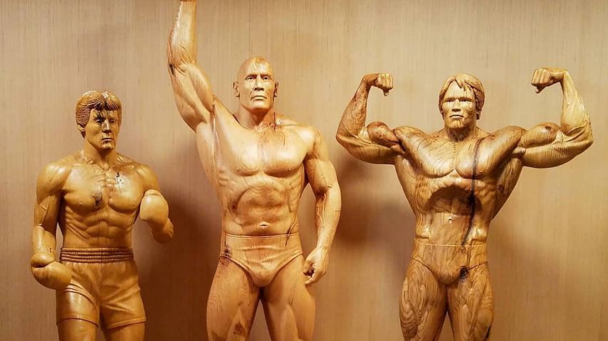 Sylvester Stallone, Dwayne "The Rock" Johnson und Arnold Schwarzenegger aus Holz