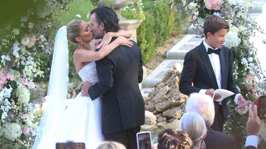 Sylvie Meis, Niclas Castello und Damian van der Vaart vor dem Altar