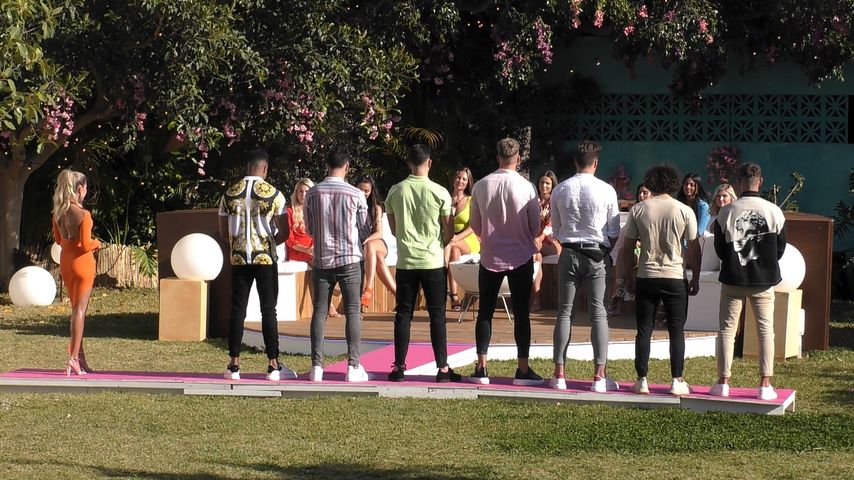 Sylvie Meis und die "Love Island"-Kandidaten bei der Paarungszeremonie