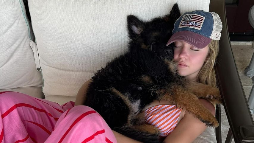 Syndey Sweeney mit dem Hündchen Sully Bear, April 2025