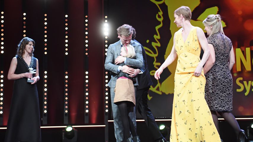 Regisseurin Nora Fingscheidt mit dem "Systemsprenger"-Cast