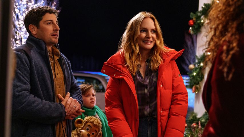 Jason Biggs, Wyatt James Hunt und Heather Graham in "Best. Christmas. Ever!"