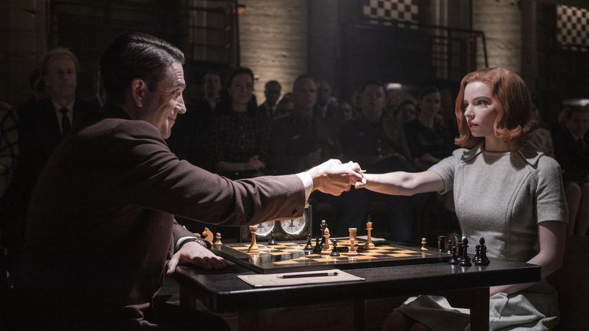 Marcin Dorociński und Anya Taylor-Joy in "Das Damengambit"