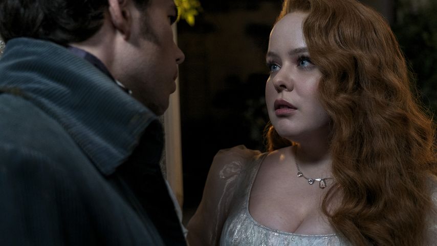Szene aus der dritten "Bridgerton"-Staffel mit Luke Newton und Nicola Coughlan