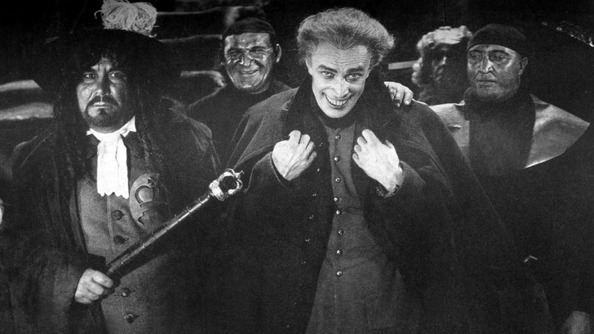 Conrad Veidt (2.v.r.) in "Der Mann, der lacht" (1928)