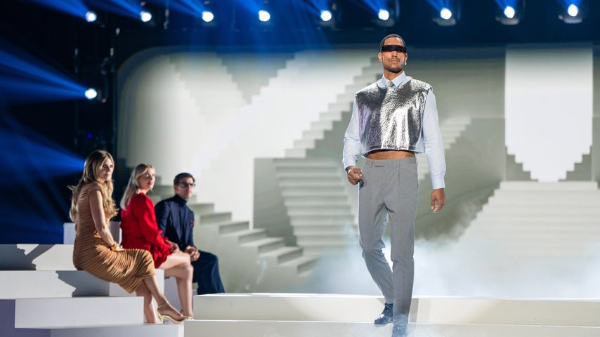 Catwalk mit Treppen und Nebel: Diese GNTM-Boys sind raus