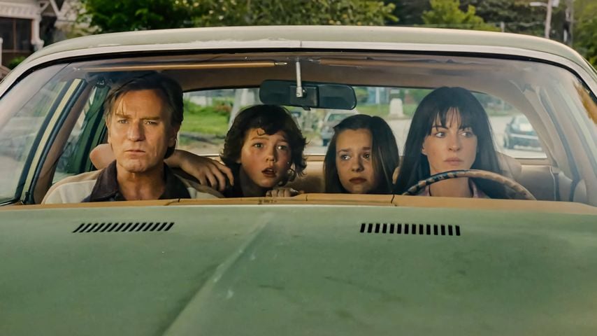 Mit Anne Hathaway: Erster Trailer zu "The End of Oak Street"